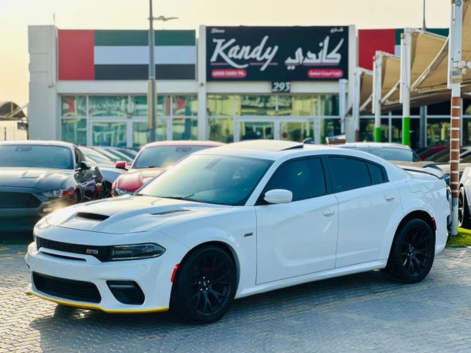 Подержанный Dodge Charger R_T VII (LD) Рестайлинг, 5.7 л, 2021 в Шардже от Kandy Cars Белый цвет. Американская | AUTO.AE