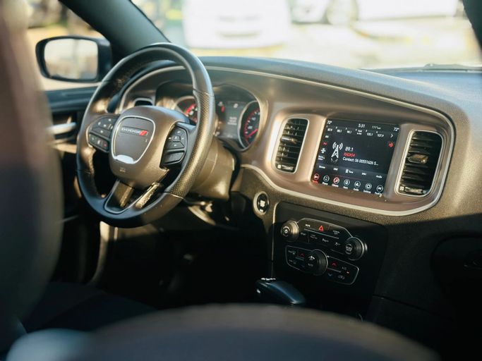 Подержанный Dodge Charger GT VII (LD) Рестайлинг, 3.6 л, 2022 в Шардже от Kandy Cars Серый цвет. Американская | AUTO.AE