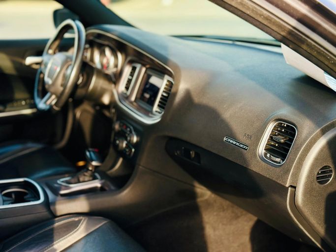 Подержанный Dodge Charger SXT VII (LD) Рестайлинг, 3.6 л, 2020 в Шардже от Kandy Cars Серый цвет. Американская | AUTO.AE