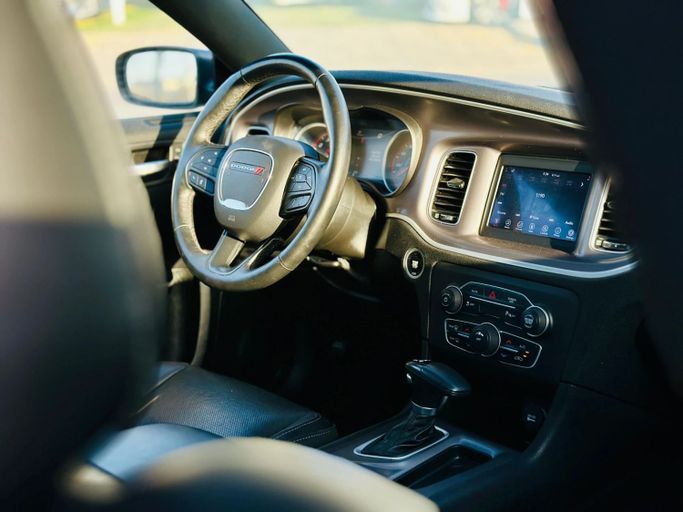 Подержанный Dodge Charger SXT VII (LD) Рестайлинг, 3.6 л, 2022 в Шардже от Kandy Cars Серый цвет. Американская | AUTO.AE