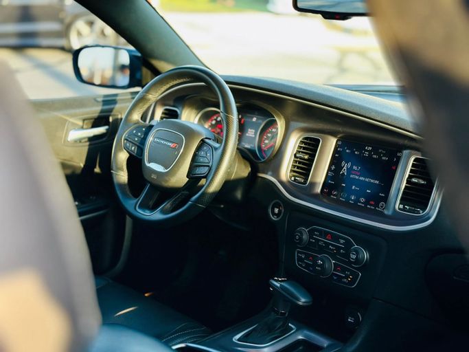 Подержанный Dodge Charger R_T VII (LD) Рестайлинг, 5.7 л, 2022 в Шардже от Kandy Cars Черный цвет. Американская | AUTO.AE