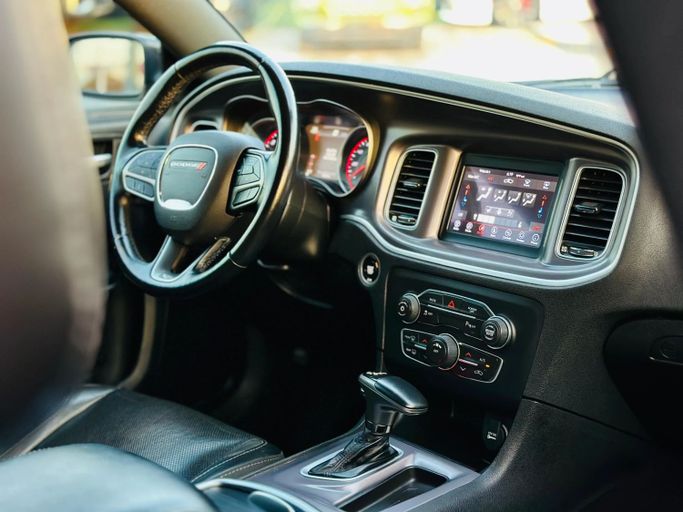 Подержанный Dodge Charger SXT VII (LD) Рестайлинг, 3.6 л, 2021 в Шардже от Kandy Cars Серый цвет. Американская | AUTO.AE