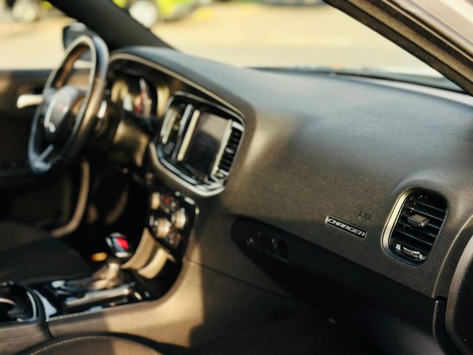 Подержанный Dodge Charger GT VII (LD) Рестайлинг, 3.6 л, 2022 в Шардже от Kandy Cars Серебристый цвет. Американская | AUTO.AE