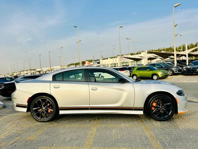 Подержанный Dodge Charger GT VII (LD) Рестайлинг, 3.6 л, 2022 в Шардже от Kandy Cars Серебристый цвет. Американская | AUTO.AE
