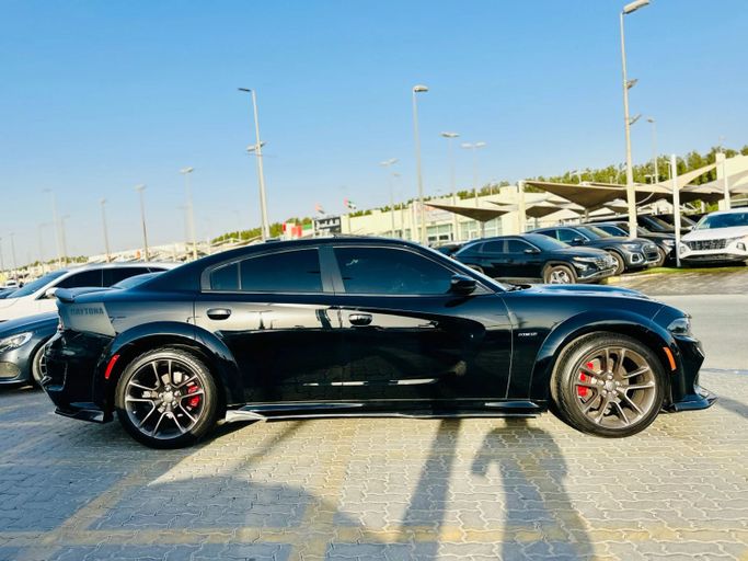 Подержанный Dodge Charger R_T VII (LD) Рестайлинг, 5.7 л, 2022 в Шардже от Kandy Cars Черный цвет. Американская | AUTO.AE
