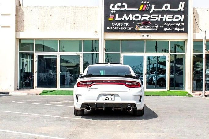 Подержанный Dodge Charger R_T VII (LD) Рестайлинг, 5.7 л, 2016 в Шардже от Elmorshedi Motors Белый цвет. Американская | AUTO.AE