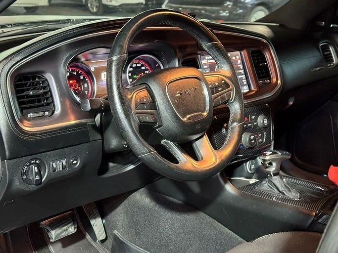 Подержанный Dodge Charger SRT VII (LD) Рестайлинг, 6.4 л, 2019 в Шардже от Al Fakhamah Used Cars Тёмно-бордовый цвет. Американская | AUTO.AE