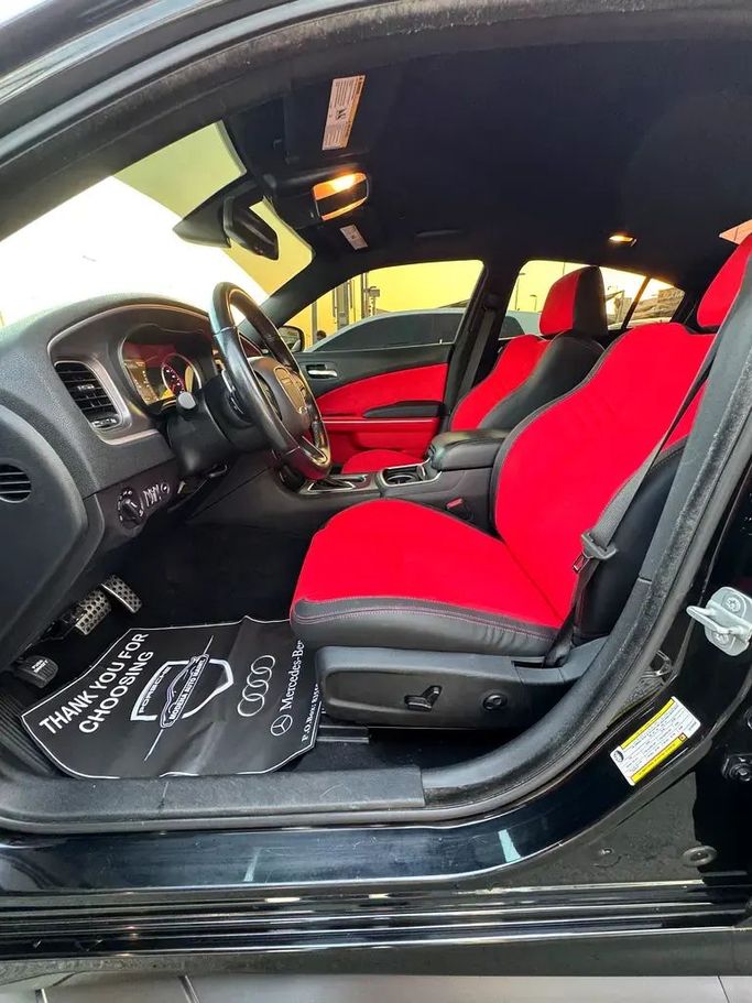 Подержанный Dodge Charger R_T VII (LD) Рестайлинг, 5.7 л, 2020 в Шардже от Taj Al Impratoor Used Cars Черный цвет. Американская | AUTO.AE