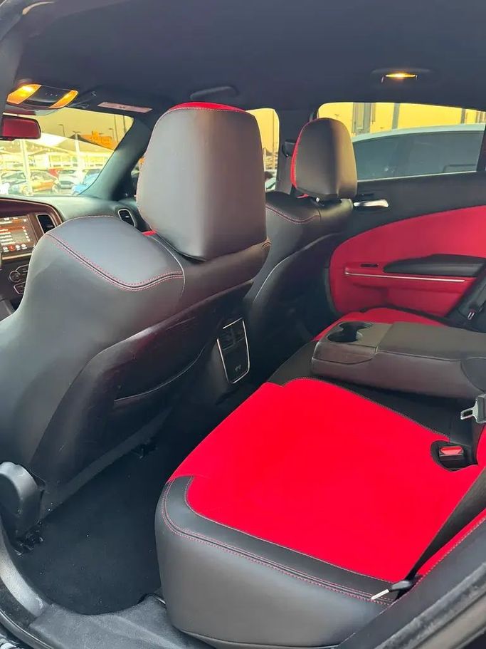 Подержанный Dodge Charger R_T VII (LD) Рестайлинг, 5.7 л, 2020 в Шардже от Taj Al Impratoor Used Cars Черный цвет. Американская | AUTO.AE