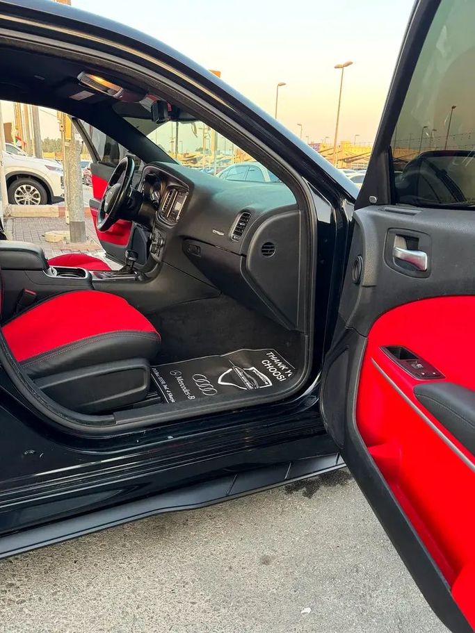 Подержанный Dodge Charger R_T VII (LD) Рестайлинг, 5.7 л, 2020 в Шардже от Taj Al Impratoor Used Cars Черный цвет. Американская | AUTO.AE