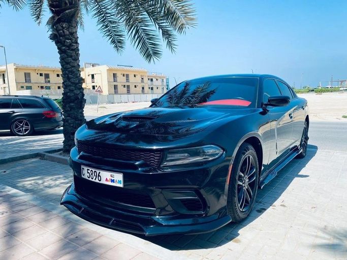 Подержанный Dodge Charger SXT VII (LD) Рестайлинг, 3.6 л, 2019 в Шардже от Noor Al Seyoh Used Cars Черный цвет. Американская | AUTO.AE