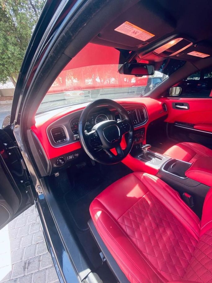 Подержанный Dodge Charger SXT VII (LD) Рестайлинг, 3.6 л, 2019 в Шардже от Noor Al Seyoh Used Cars Черный цвет. Американская | AUTO.AE