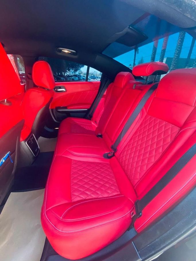 Подержанный Dodge Charger SXT VII (LD) Рестайлинг, 3.6 л, 2019 в Шардже от Noor Al Seyoh Used Cars Черный цвет. Американская | AUTO.AE