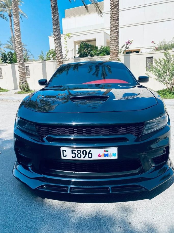Подержанный Dodge Charger SXT VII (LD) Рестайлинг, 3.6 л, 2019 в Шардже от Noor Al Seyoh Used Cars Черный цвет. Американская | AUTO.AE