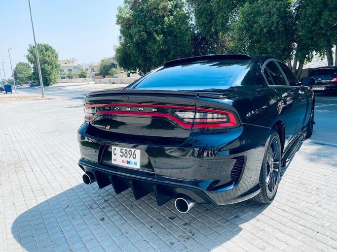 Подержанный Dodge Charger SXT VII (LD) Рестайлинг, 3.6 л, 2019 в Шардже от Noor Al Seyoh Used Cars Черный цвет. Американская | AUTO.AE