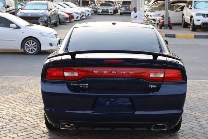 Подержанный Dodge Charger R_T VII (LD), 5.7 л, 2013 в Шардже от OMC Used Cars Синий цвет. Американская | AUTO.AE