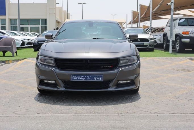 Подержанный Dodge Charger SXT VII (LD) Рестайлинг, 3.6 л, 2015 в Шардже от OMC Used Cars Серый цвет. Канадская | AUTO.AE
