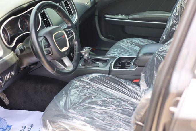 Подержанный Dodge Charger SXT VII (LD) Рестайлинг, 3.6 л, 2015 в Шардже от OMC Used Cars Серый цвет. Канадская | AUTO.AE
