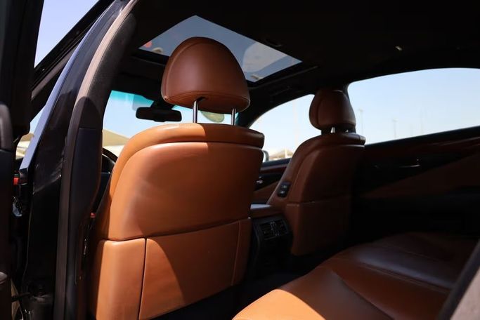 Подержанный Dodge Charger SXT VII (LD) Рестайлинг, 3.6 л, 2015 в Шардже от OMC Used Cars Серый цвет. Канадская | AUTO.AE