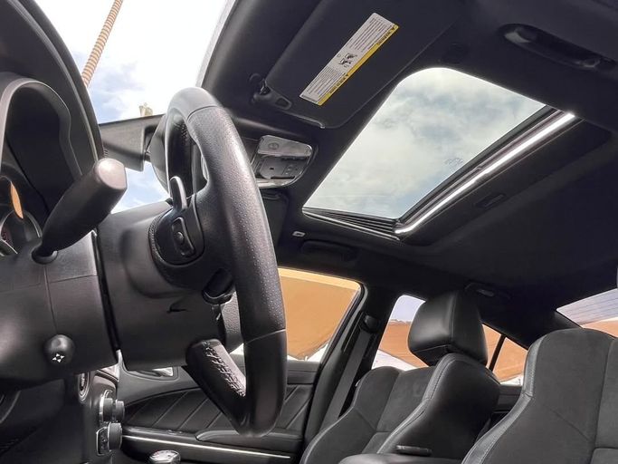 Подержанный Dodge Charger R_T VII (LD) Рестайлинг, 5.7 л, 2021 в Шардже от Al Nukhba Al Malakyah Used Cars Серый цвет. Американская | AUTO.AE