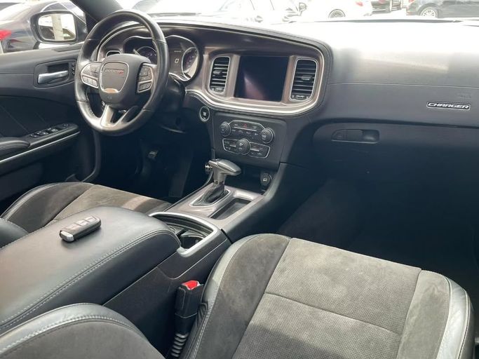 Подержанный Dodge Charger R_T VII (LD) Рестайлинг, 5.7 л, 2021 в Шардже от Al Nukhba Al Malakyah Used Cars Серый цвет. Американская | AUTO.AE