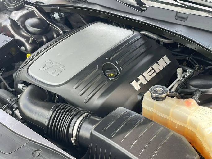 Подержанный Dodge Charger R_T VII (LD) Рестайлинг, 5.7 л, 2021 в Шардже от Al Nukhba Al Malakyah Used Cars Серый цвет. Американская | AUTO.AE