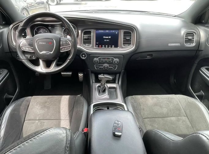 Подержанный Dodge Charger R_T VII (LD) Рестайлинг, 5.7 л, 2021 в Шардже от Al Nukhba Al Malakyah Used Cars Серый цвет. Американская | AUTO.AE