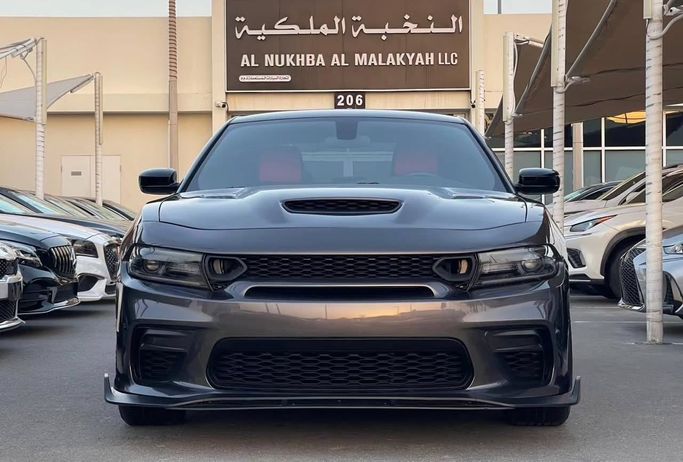 Подержанный Dodge Charger SXT VII (LD) Рестайлинг, 3.6 л, 2021 в Шардже от Al Nukhba Al Malakyah Used Cars Серый цвет. Американская | AUTO.AE