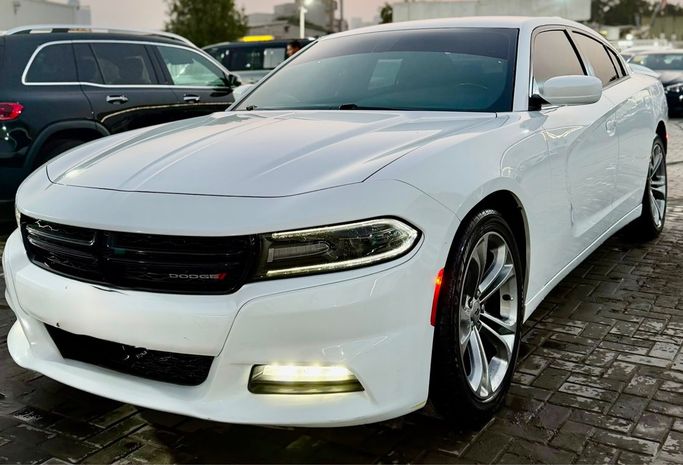 مستعملة Dodge Charger SXT عملية فيس ليفت السابع (LD), 3.6 l, 2020 في في الإمارات, الشارقة من AHMED ULLA HAJI، اللون أبيض. المواصفات الأمريكية | AUTO.AE | إعلان #275608