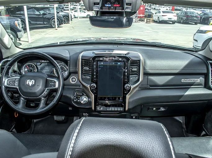 مستعملة Dodge RAM IV (DS/DJ), 5.7 l, 2022 في في الشارقة من Istanbul Elite Used Cars، اللون أسود. المواصفات الكندية | AUTO.AE