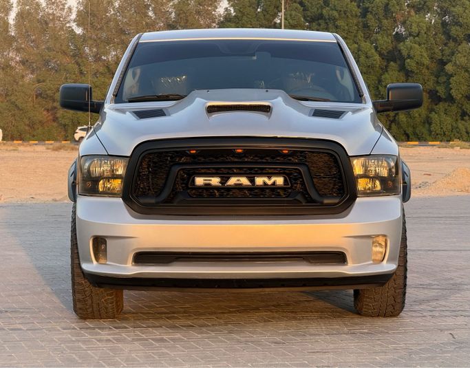 Подержанный Dodge RAM IV (DS/DJ), 5.7 л, 2017 в Шардже Серебристый цвет. GCC | AUTO.AE