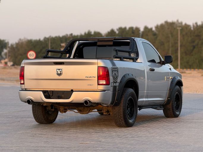 Подержанный Dodge RAM IV (DS/DJ), 5.7 л, 2017 в Шардже Серебристый цвет. GCC | AUTO.AE