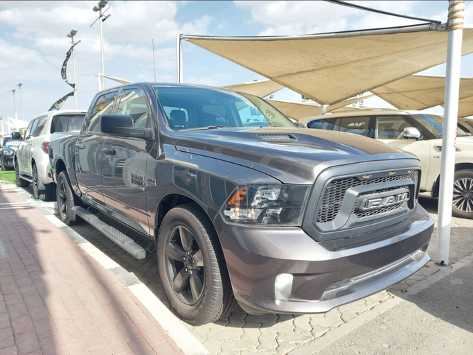 Подержанный Dodge RAM IV (DS/DJ), 5.7 л, 2019 в Шардже от Alsabah Used Cars Серый цвет. Американская | AUTO.AE