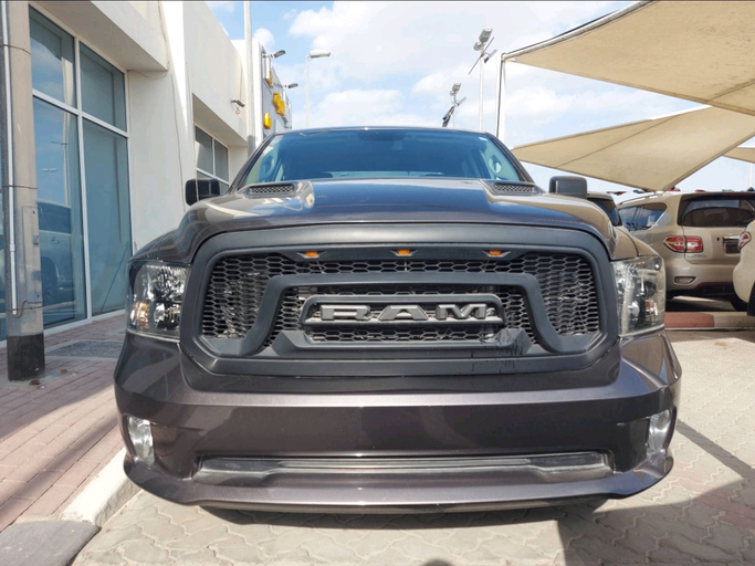 Подержанный Dodge RAM IV (DS/DJ), 5.7 л, 2019 в Шардже от Alsabah Used Cars Серый цвет. Американская | AUTO.AE