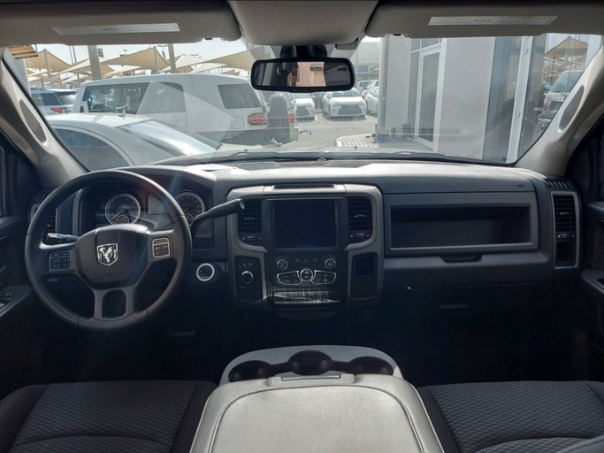 Подержанный Dodge RAM IV (DS/DJ), 5.7 л, 2019 в Шардже от Alsabah Used Cars Серый цвет. Американская | AUTO.AE