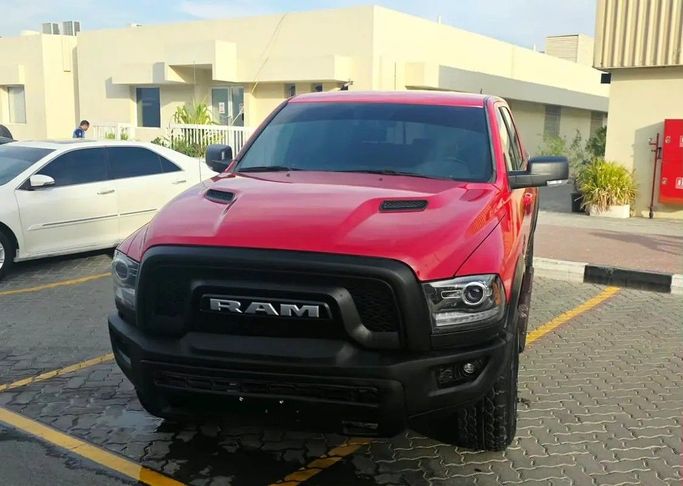 Подержанный Dodge RAM IV (DS/DJ), 5.7 л, 2018 в Шардже от Bashar Karoomi Kunani Красный цвет. Американская | AUTO.AE