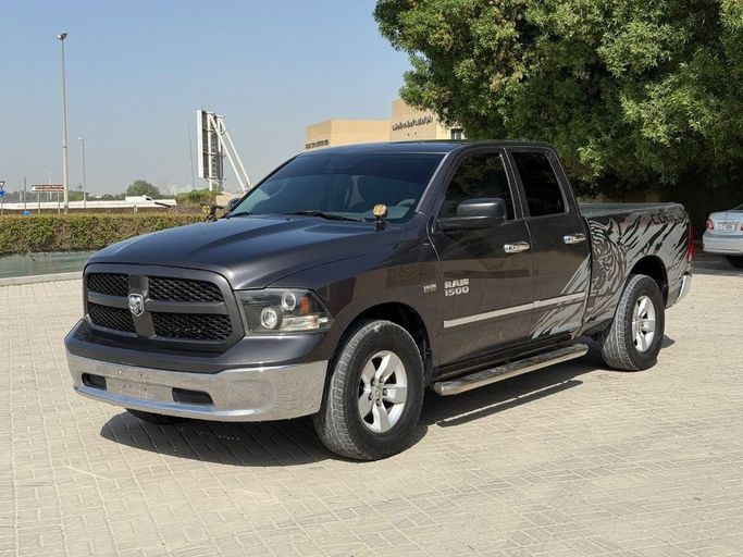 مستعملة Dodge RAM IV (DS/DJ), 5.7 l, 2014 في في الشارقة من AL HAMOOR AL THAHABI، اللون رمادي. المواصفات الكندية | AUTO.AE
