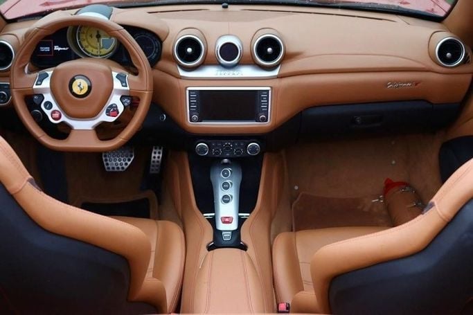 Подержанный Ferrari California I Рестайлинг (T), 3.9 л, 2017 в Шардже от Al Bake Used Cars Красный цвет.  | AUTO.AE