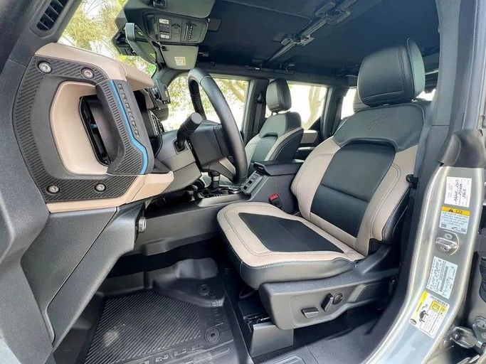 Подержанный Ford Bronco VI, 2.7 л, 2023 в Шардже от First Choice Cars Серебристый цвет. GCC | AUTO.AE