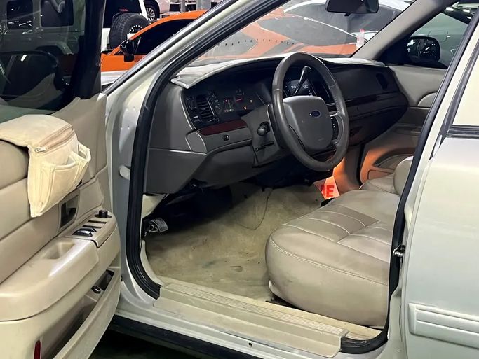 مستعملة Ford Crown Victoria ثانياً، 4.6 لتر، 2011 في الإمارات، الشارقة من Rebou Alfakhama، اللون فضي. المواصفات الأمريكية | AUTO.AE | إعلان #295847 — صورة 11 من 13