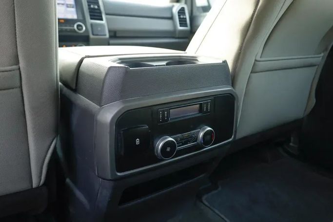 Подержанный Ford Expedition IV, 3.5 л, 2019 в Шардже от Qasr Al Furqan Used Cars Белый цвет. GCC | AUTO.AE