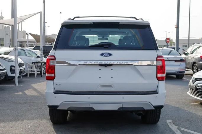 Подержанный Ford Expedition IV, 3.5 л, 2019 в Шардже от Qasr Al Furqan Used Cars Белый цвет. GCC | AUTO.AE