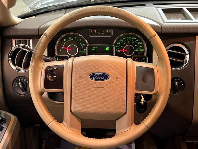 Подержанный Ford Expedition III Рестайлинг, 3.5 л, 2014 в Шардже от Alzawraq Alazrak Серый цвет. GCC | AUTO.AE