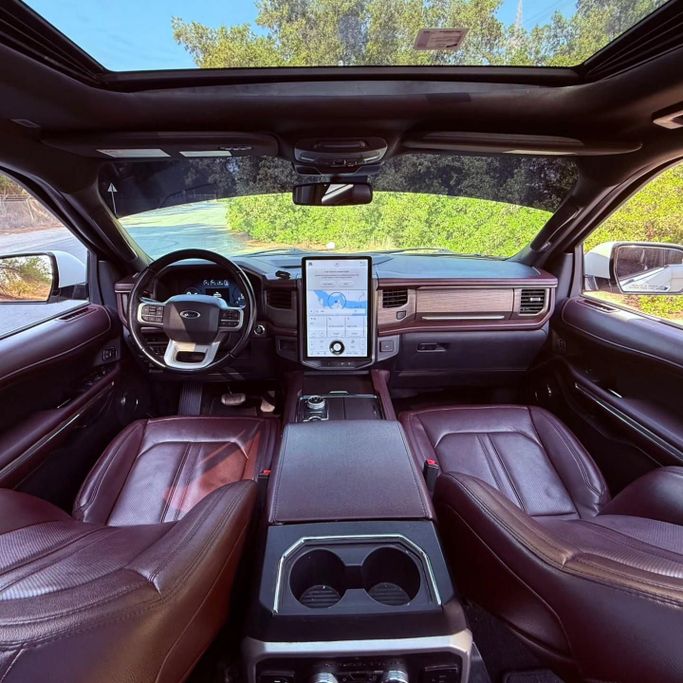 Подержанный Ford Expedition IV Рестайлинг, 3.5 л, 2022 в Шардже от Sarmad Cars Белый цвет. Other | AUTO.AE