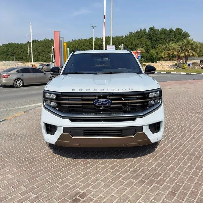 Подержанный Ford Expedition V, 3.5 л, 2025 в Шардже от Golden Desert Used Car Белый цвет. Other | AUTO.AE