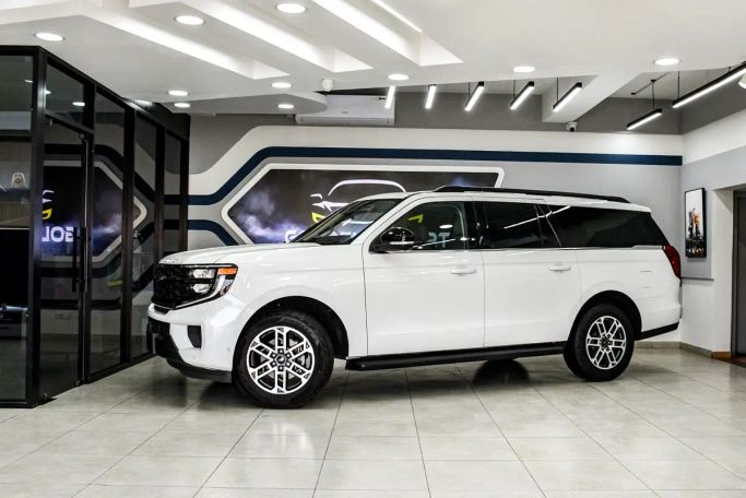 Подержанный Ford Expedition V, 3.5 л, 2025 в Шардже от Golden Desert Used Car Белый цвет.  | AUTO.AE | Объявление #263085