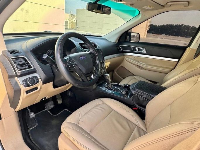 Used Ford Explorer V Facelift, 3.5 l, 2016 in Sharjah by Noor Al Seyoh Used Cars, Grey color. GCC Specs | AUTO.AE