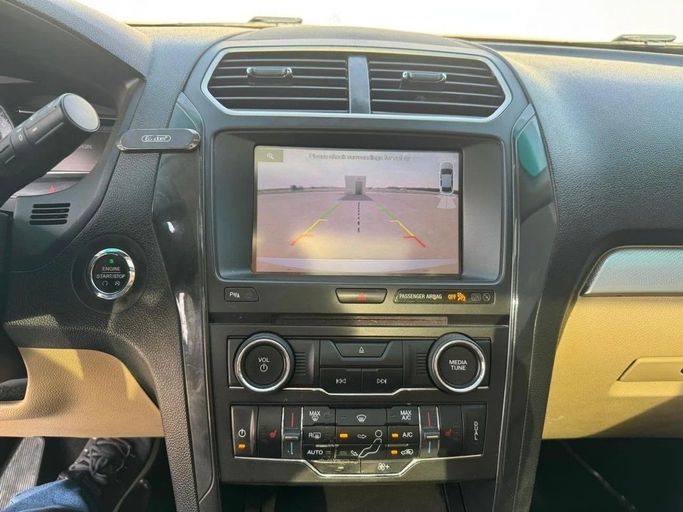 Used Ford Explorer V Facelift, 3.5 l, 2016 in Sharjah by Noor Al Seyoh Used Cars, Grey color. GCC Specs | AUTO.AE