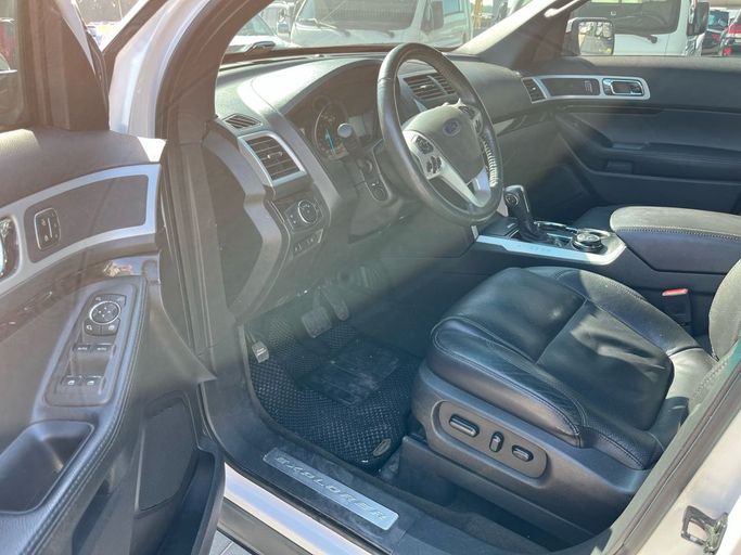 Подержанный Ford Explorer V, 3.5 л, 2014 в Шардже от Korean City Used Cars Trading LLC Белый цвет. Корейская | AUTO.AE