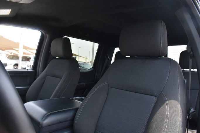 Подержанный Ford F-150 XIV, 3.5 л, 2023 в Шардже от Alfaris Used Cars Черный цвет.  | AUTO.AE